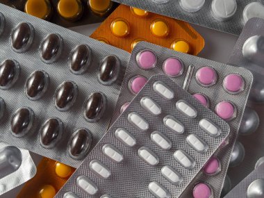 Plastik kabarcıklardaki tıbbi hazırlıkların geçmişi. Paketlerde çeşitli şekillerde tabletler.