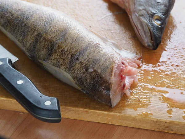 Roher Fisch Wird Auf Einem Schneidebrett Geschnitten Fisch Und Messer — Stockfoto