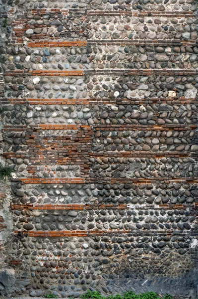 古老的鹅卵石和砖墙 一排排的鹅卵石和砖块交替排列 形成一个图案 古董石背景 — 图库照片