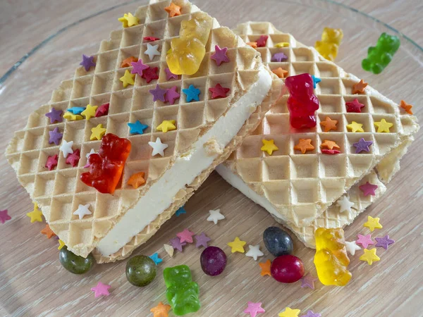 Sorvete Waffles Está Uma Chapa Transparente Estrelas Confeitaria Marmelada Forma — Fotografia de Stock