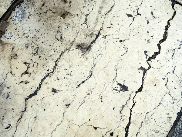 亀裂のある白い古い大理石のスラブは斜めに位置しています 亀裂のパターンとヴィンテージ石の背景 — ストック写真