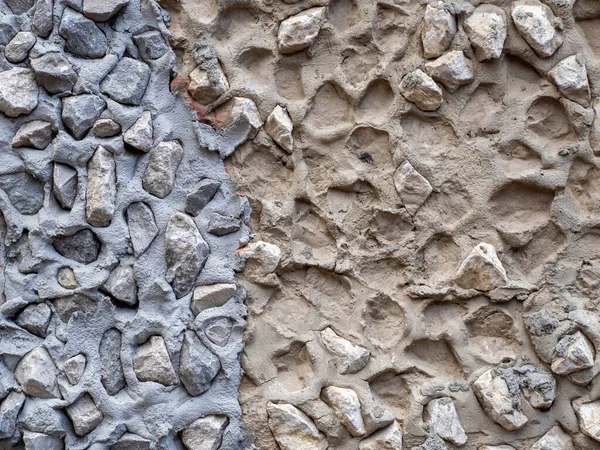 壁は異なる色の石膏で覆われています 大きな石膏 小石の一部が落ちた 不均一な石膏の背景 — ストック写真