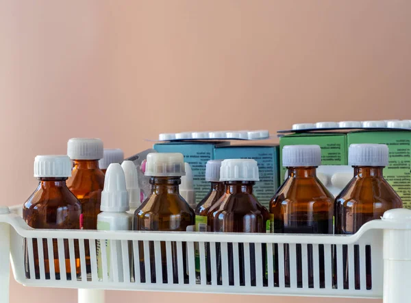 Eczanede, hastanede, laboratuvarda, klinikte, ecza dolabında konserve ve sıvı ilaç bulunan haplar. İş için tıbbi geçmiş.
