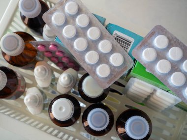Tıbbi ilaçlarla ilgili en iyi bakış açısı. Haplar, tentürler, jeller ve diğer ilaçlar bir rafta duruyor. Eczaneler, hastaneler, klinikler için tıbbi geçmiş.