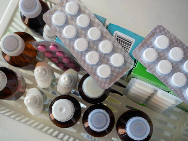 Tıbbi ilaçlarla ilgili en iyi bakış açısı. Haplar, tentürler, jeller ve diğer ilaçlar bir rafta duruyor. Eczaneler, hastaneler, klinikler için tıbbi geçmiş.