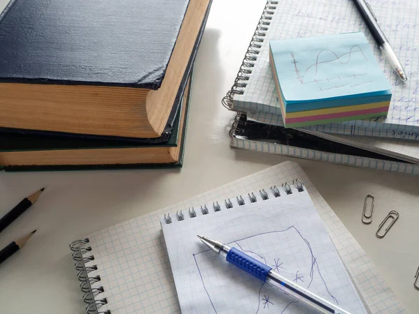 Libros Cuadernos Bolígrafos Lápices Papel Clips Papel Mesa Boceto Dibuja — Foto de Stock