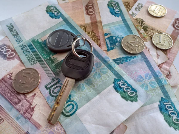 キーチェーンの鍵はロシアのお金にあります 000 500 100ルーブルの銀行券だけでなく 小さなコインが表示されます ロシア通貨とキーの背景 — ストック写真