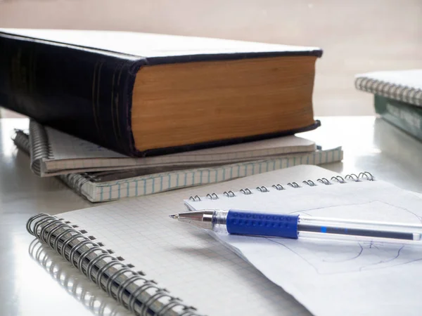 Caderno Está Uma Caneta Livros Cadernos Estão Nas Proximidades Estudo — Fotografia de Stock