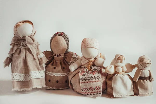白い背景に手作りの織物人形 民族スタイルのウクライナとロシアの伝統 スラブのお土産で豊富なドルシンハンカチ テキスト用の場所 — ストック写真