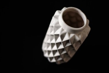 Seramik modern vazo siyah arka planda izole edilmiş. Durgun bir hayat. Bir buket çiçek için beyaz vazo. Ya da dekorasyon için. Üst Manzara. Düz plan. En küçük arkaplan.