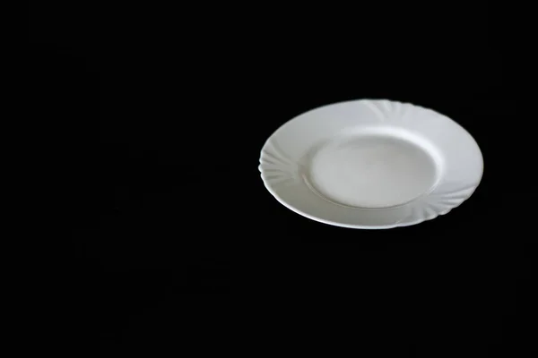 Современная Белая Пластина Черном Фоне Стеклянная Тарелка Натюрморт Кухонное Оборудование — стоковое фото