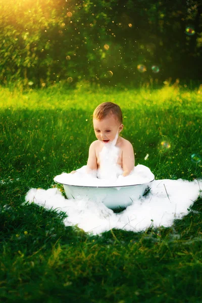 Gelukkig Kind Het Dorp Baadt Een Grote Kom Schuim Bubbels — Stockfoto