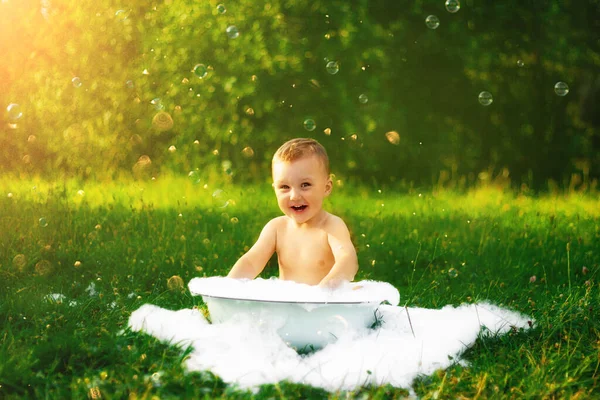 Fröhliches Kind Dorf Freien Badet Einer Großen Schüssel Aus Schaumstoff — Stockfoto