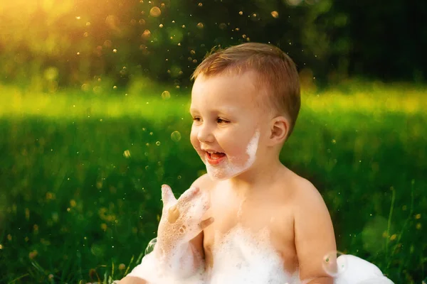 Gelukkig Kind Het Dorp Baadt Een Grote Kom Schuim Bubbels — Stockfoto