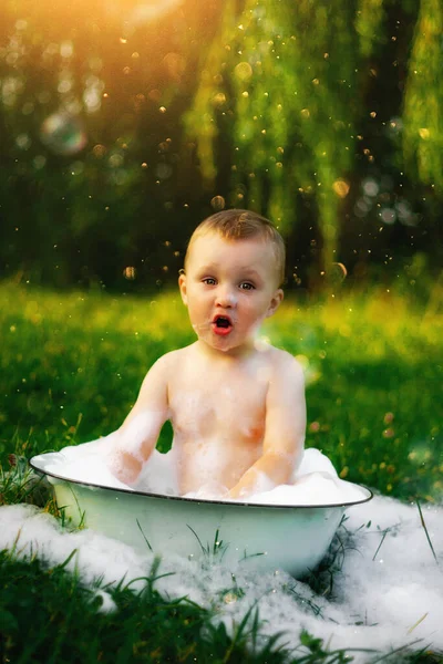 村里快乐的孩子在户外用一大碗泡沫和泡泡洗澡 快乐无忧无虑的童年 夏天的乡村自然 许多泡沫和泡沫 美丽的绿草 太阳在照耀着 — 图库照片