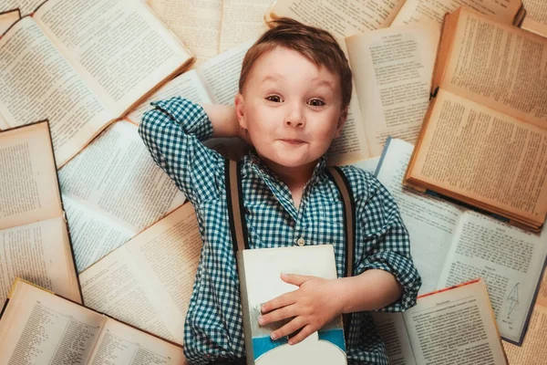 Los Libros Encuentra Niño Pequeño Con Una Camisa Cuadros Pantalones —  Fotos de Stock