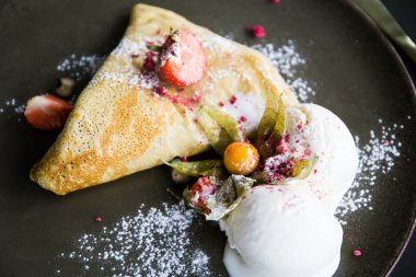 Çilekli krep ve dondurma, pudra şekerli toz, yakın görüş