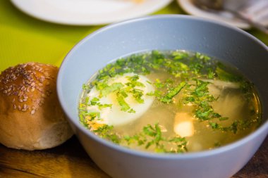 Tavuk çorbası ve ekmek. 