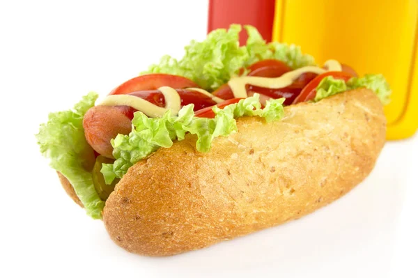 Hot dog με μαρούλι, ντομάτα και αγγούρι σε λευκό φόντο — Φωτογραφία Αρχείου