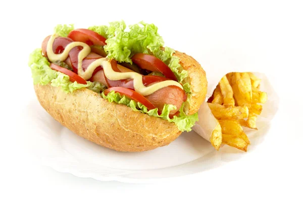 Hot dog με συστατικά με τηγανητές πατάτες για πλάκα σε άσπρο φόντο — Φωτογραφία Αρχείου
