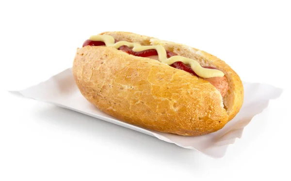 Cachorro quente com mostarda e ketchup na bandeja isolado em branco — Fotografia de Stock