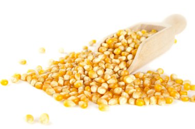 Beyaz üzerine kepçe ile dağınık kurutulmuş Mısır