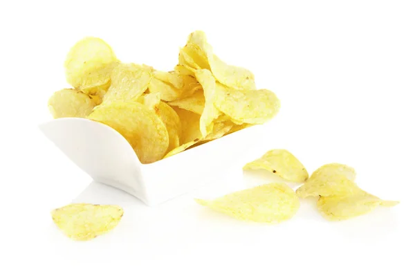 Patatas fritas saladas en el bowl sobre fondo blanco — Foto de Stock