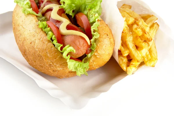 Hotdog auf dem Tablett mit Chips auf weißem Hintergrund — Stockfoto