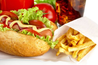 Beyaz arka plan üzerinde kola tepsisindeki sosis