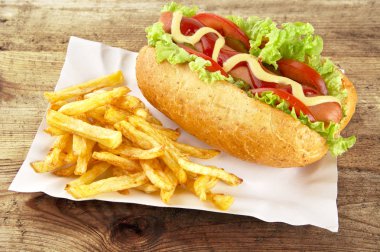 Tahta tepsi üzerindeki fişlere ile klasik hotdog