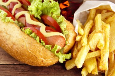 Sosisli sandviç hazır yemek ahşap masa üzerinde taze salata ile