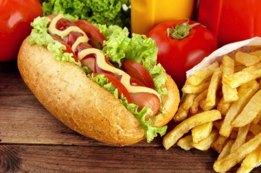 Sosisli patates kızartması ahşap tahta üzerinde ile