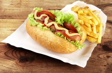 Tahta tepsi üzerindeki fişlere ile klasik hotdog