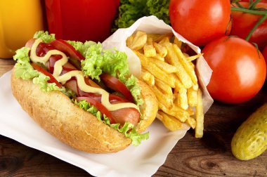 Sosisli patates kızartması ahşap tahta üzerinde ile