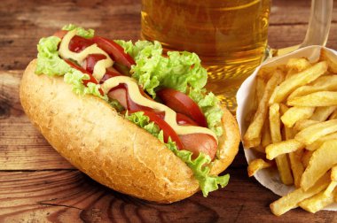 Sosisli bardak bira ahşap tahta üzerinde patates kızartması ile