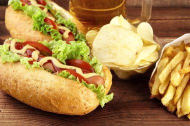 Sosisli bira ile cips, kızarmış patates ahşap b bardak ile