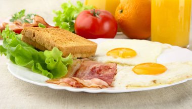 Pastırma, yumurta, tost ve bardak suyu ile sağlıklı kahvaltı