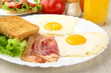 Bardak suyu ile iki yumurta ile sağlıklı kahvaltı