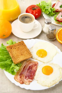 Sağlıksız yağlı kahvaltı ile kahve ile pastırma, yumurta