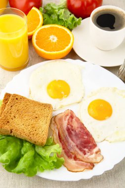 Sağlıksız yağlı kahvaltı ile kahve ile pastırma, yumurta