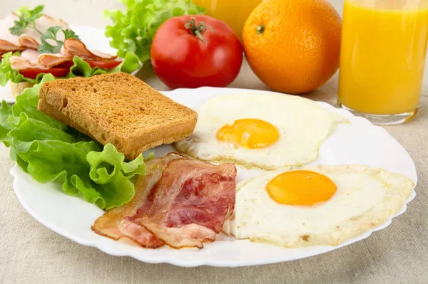 Pastırma, yumurta, tost ve bardak suyu ile sağlıklı kahvaltı