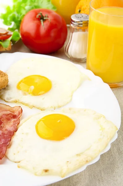 Bardak suyu ile iki yumurta ile sağlıklı kahvaltı