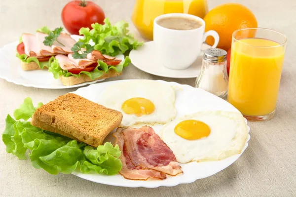 Colazione sana e grassa con tazza di caffè con pancetta, uova — Foto Stock