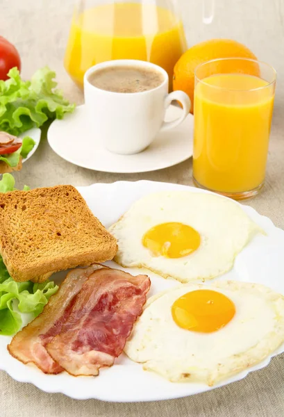 Gesundes fettes Frühstück mit einer Tasse Kaffee mit Speck, Eiern — Stockfoto