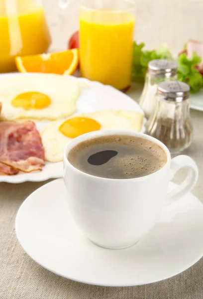 Café da manhã gorduroso saudável com xícara de café com bacon, ovos — Fotografia de Stock