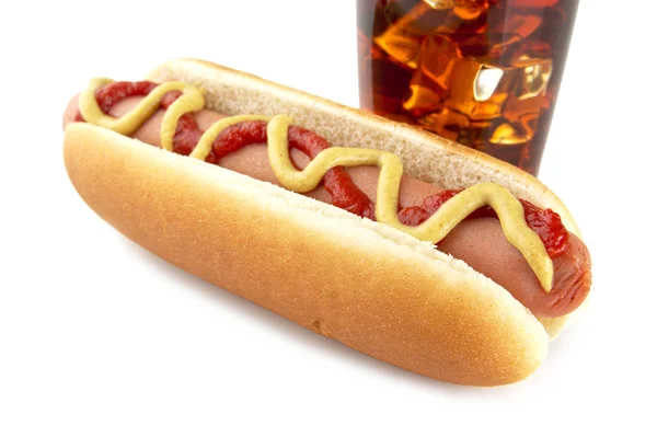 Hot dog americano con cola bevanda isolata su bianco — Foto Stock