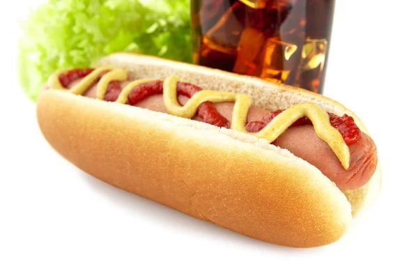 Cachorro-quente americano com bebida de cola, salada isolada em branco — Fotografia de Stock