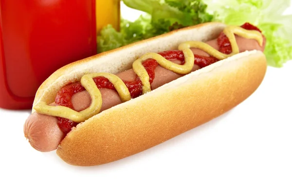 Hot dog americano con insalata isolata su bianco — Foto Stock