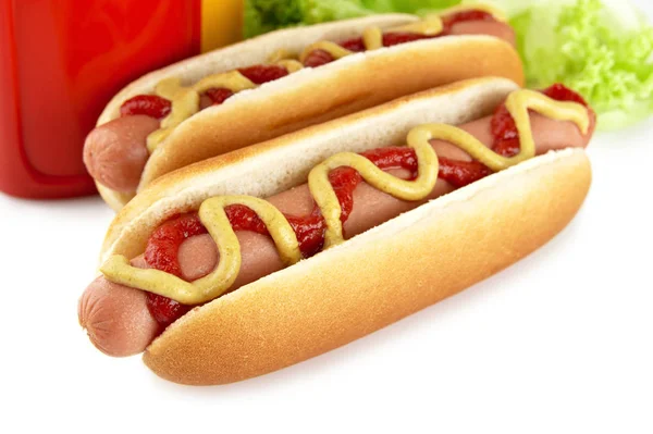 Hot dog americani con insalata isolata su bianco — Foto Stock