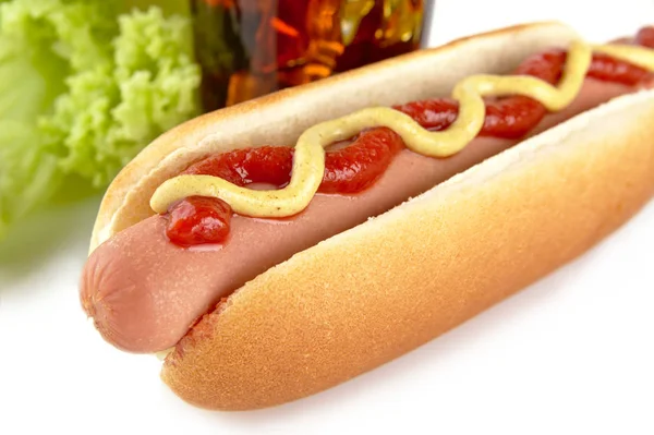 Hot dog americano con bevanda alla cola, insalata isolata su bianco — Foto Stock